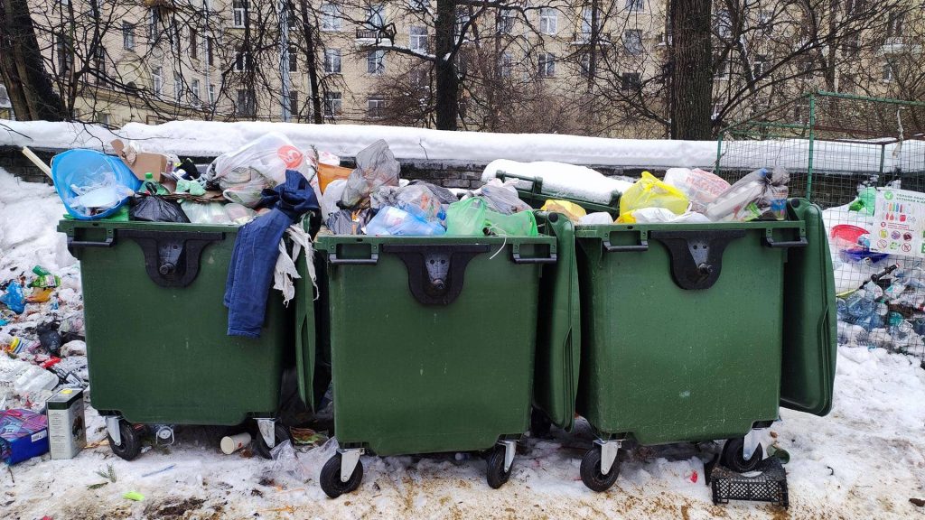 Контейнеры для сбора ТКО во дворе